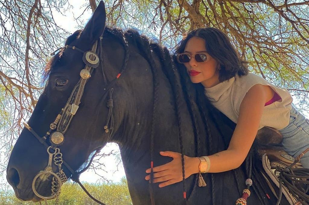 Ángela Aguilar comparte extrema rutina de ejercicio montada a caballo