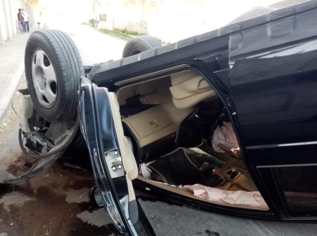 Conductora en Torreón impacta su camioneta contra poste y vuelca