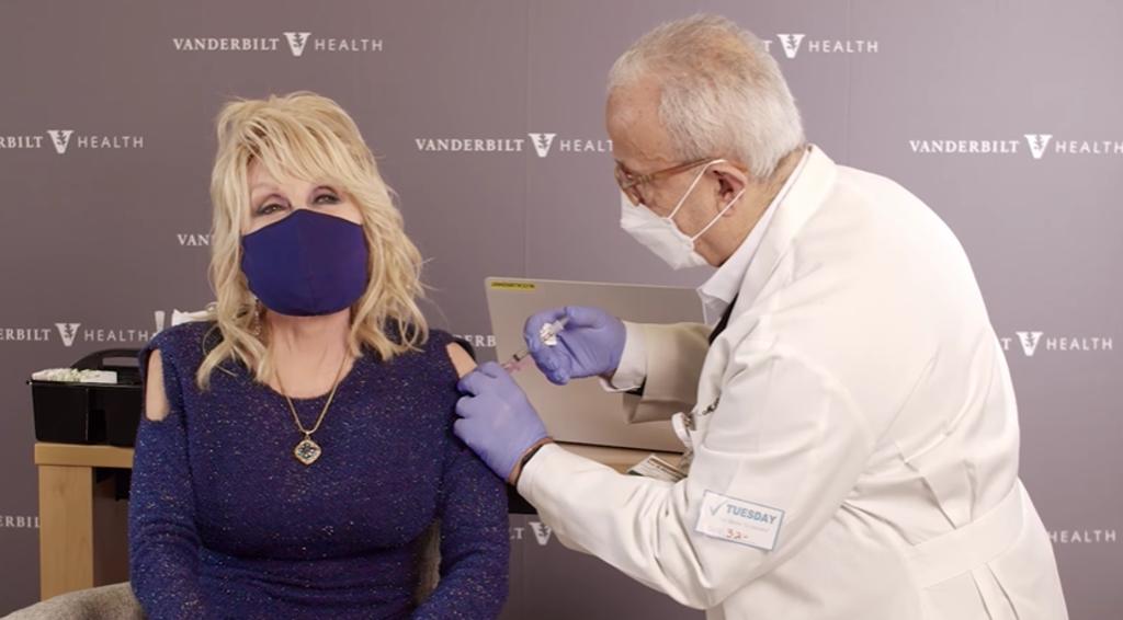 Dolly Parton recibe vacuna contra el COVID-19 que ella misma financió