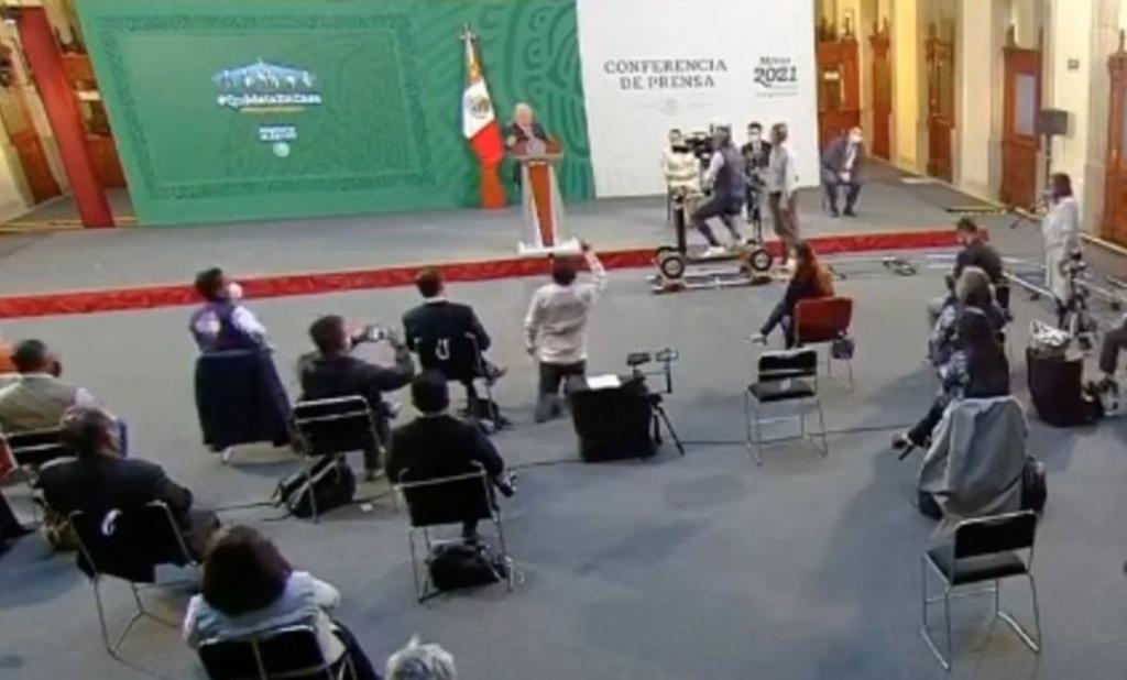 VIDEO: Presunto reportero se arrodilla ante AMLO para pedir la palabra