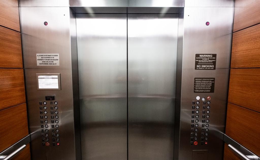 Hombre muere en un elevador al intentar recuperar un celular