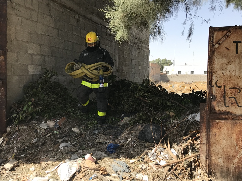 Provocan incendio en lote baldío de Torreón para obtener cobre