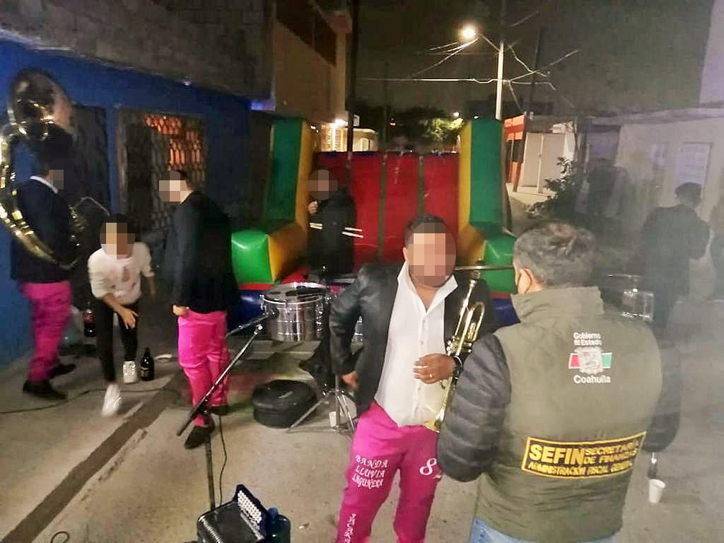 Dispersan fiestas y aplican alcoholímetro en Torreón