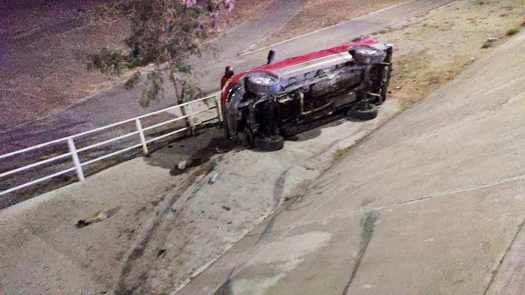 Abandonan vehículo tras volcar en bulevar Río Nazas de Torreón