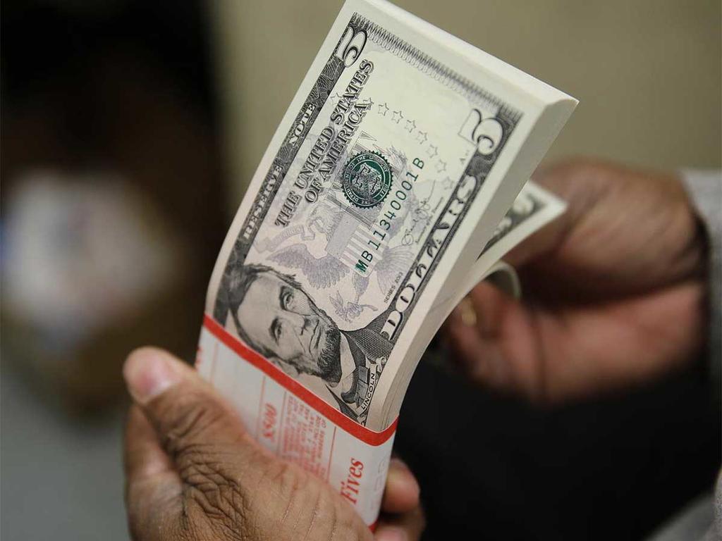 Dólar cierra en 21.94 pesos; su precio más caro en cinco meses