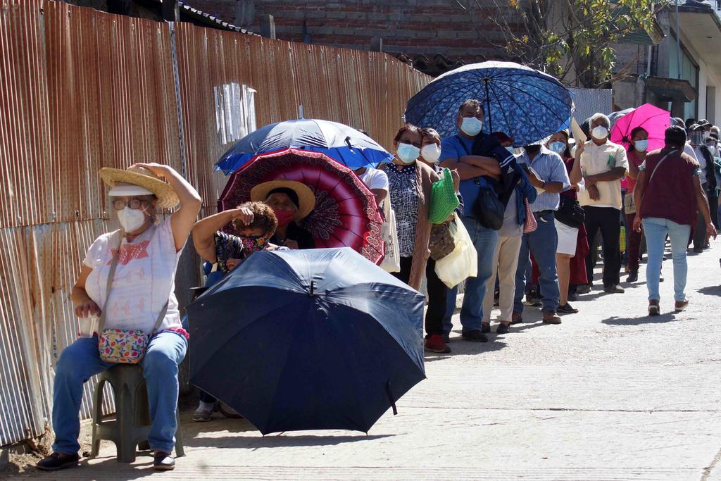 Realizan filas de más de 20 horas para vacunas COVID en Oaxaca