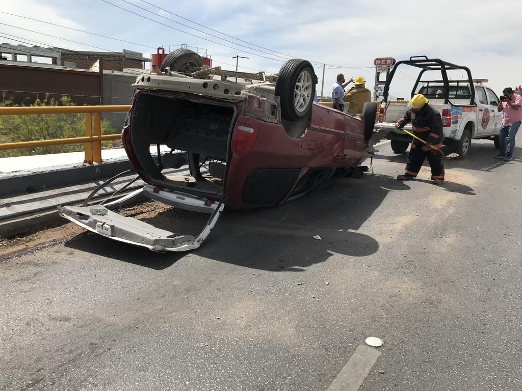 Vuelca camioneta sobre puente en la carretera Torreón-San Pedro