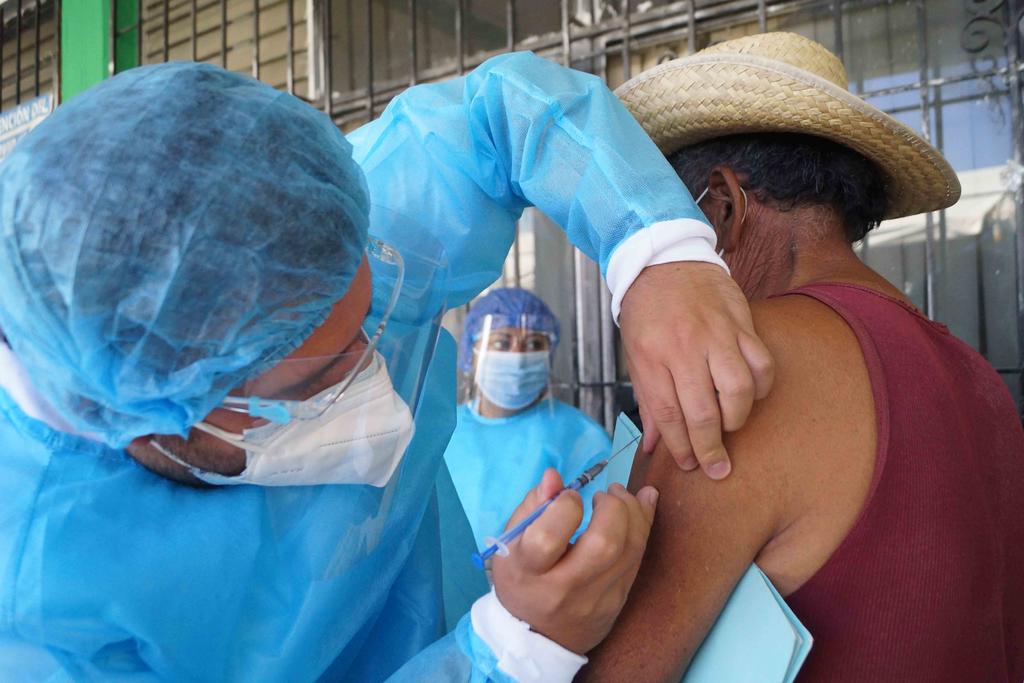 Detectan en ocho estados vacunas contra COVID 'echadas a perder'