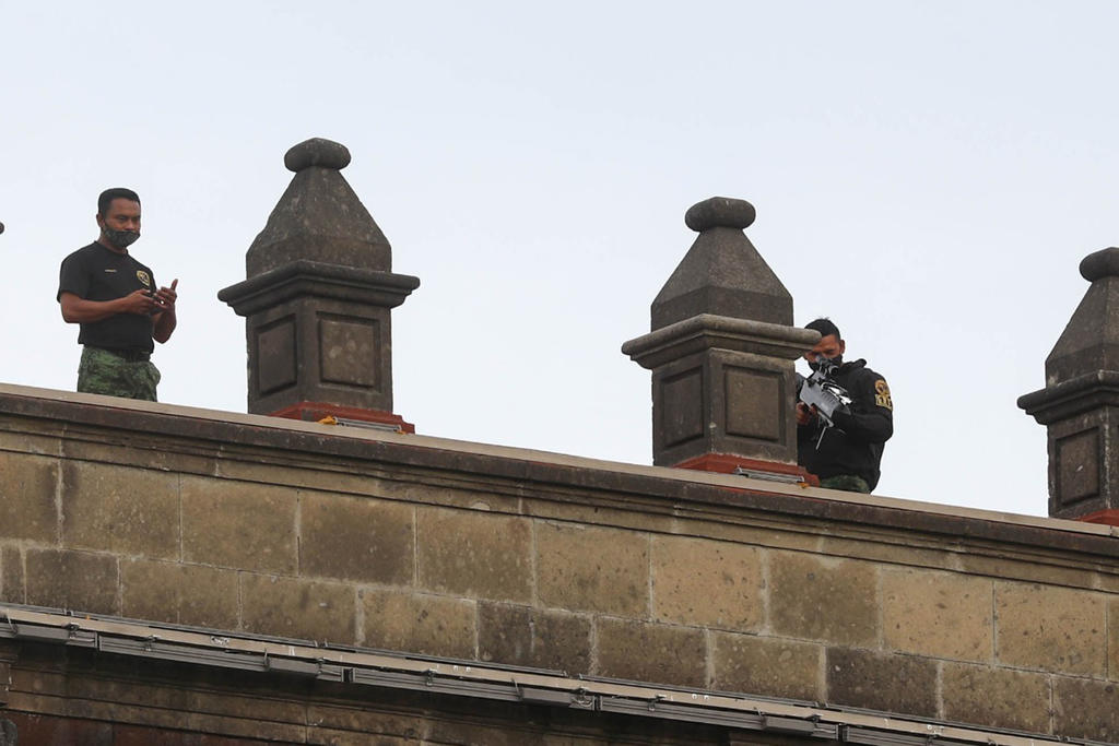 'Pudieron tirar una bomba'; AMLO defiende antidrones en Palacio Nacional