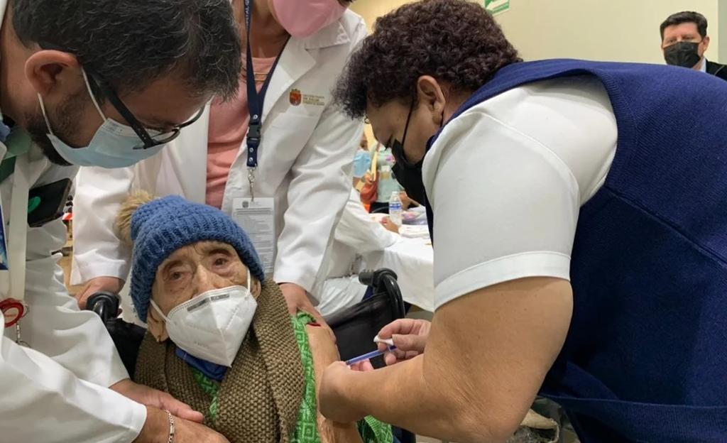 Mujer chiapaneca de 106 años recibe vacuna contra el COVID-19