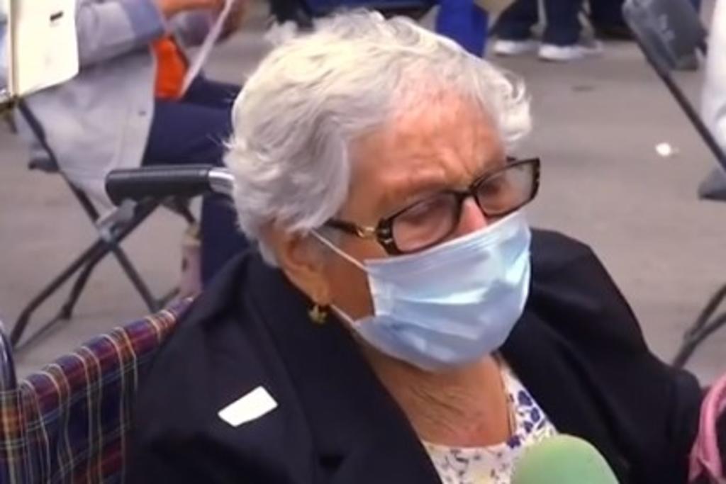 Anciana se conmueve hasta el llanto tras recibir vacuna antiCOVID