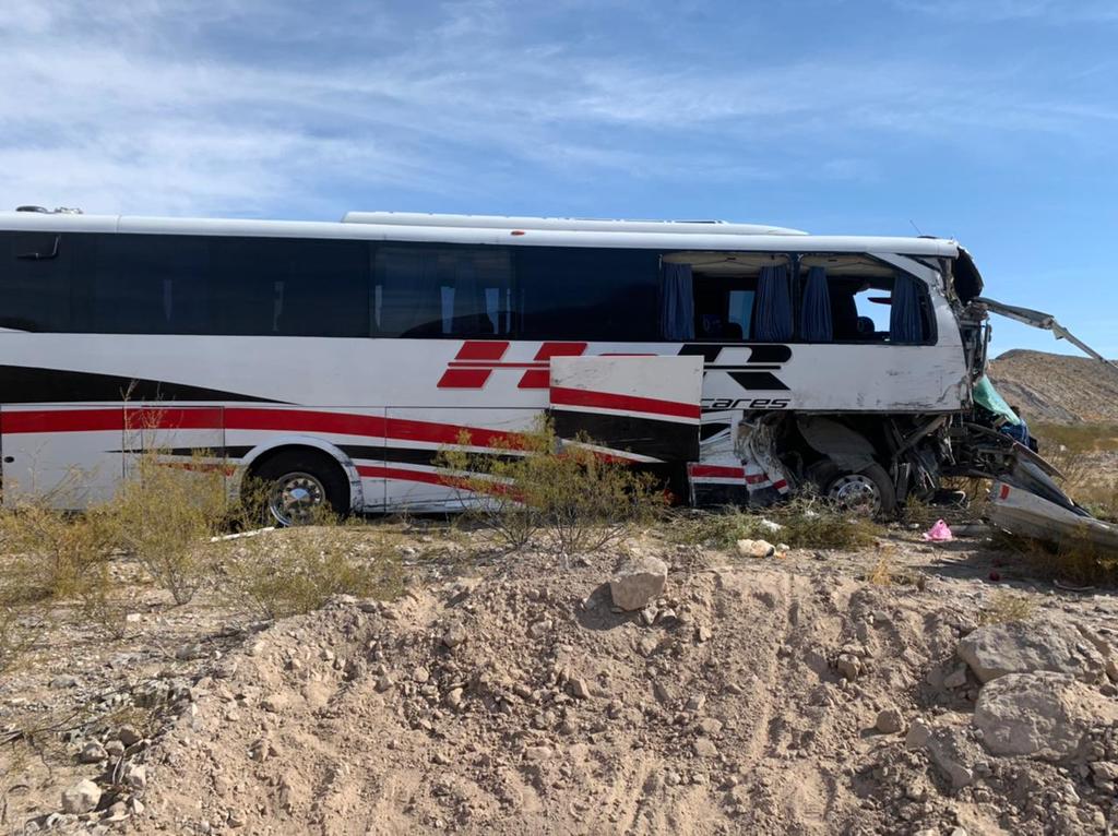 Autobús se impacta con tráiler sobre la autopista Torreón-Saltillo; hay siete lesionados