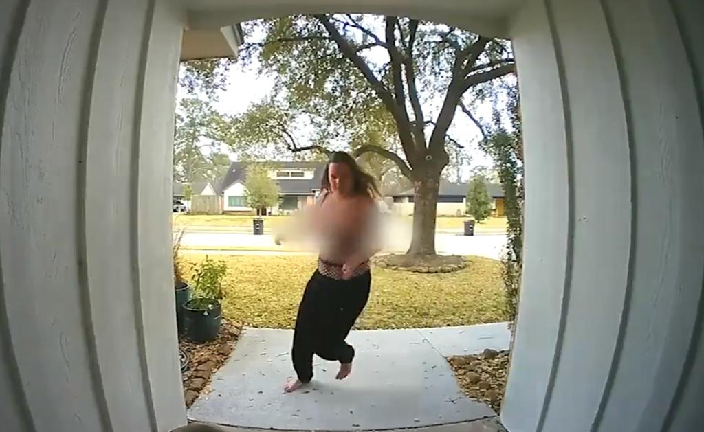 Captan a mujer en 'topless' robando el paquete de una casa ajena