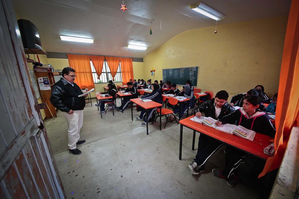 Vacunará México a maestros contra COVID para regreso presencial a clases