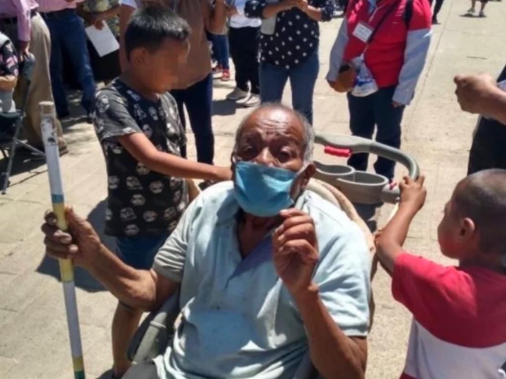 Niño de 11 años lleva a su abuelito a vacunarse en Oaxaca contra el COVID