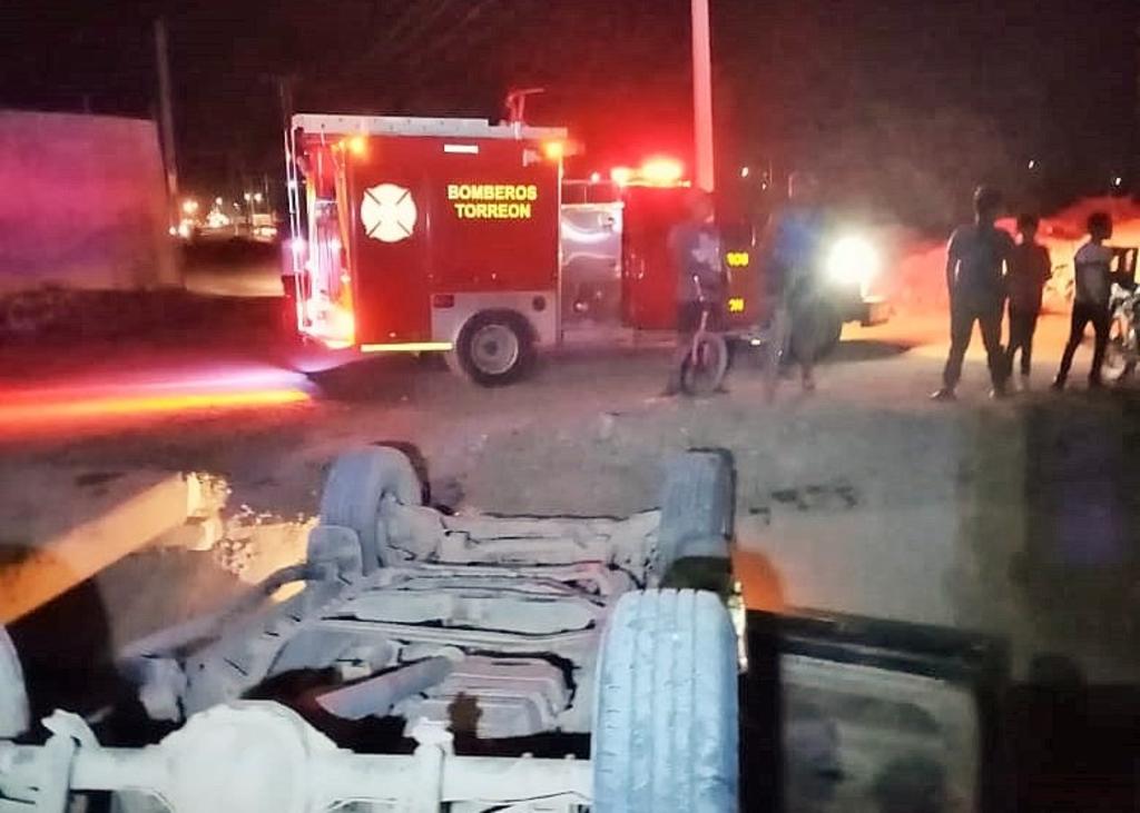 Camioneta cae a canal de riego en Torreón; adulto y menor resultan lesionados
