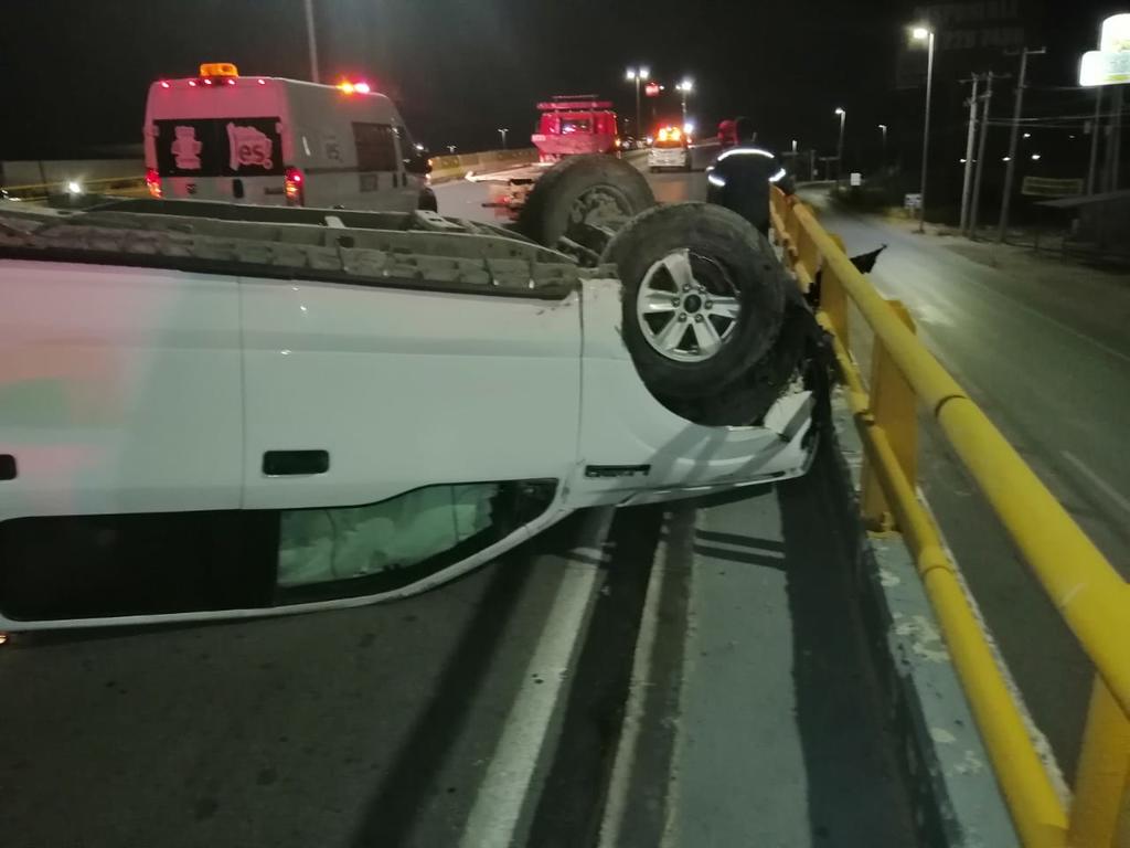 Abandonan camioneta tras volcar en puente Ibero de Torreón