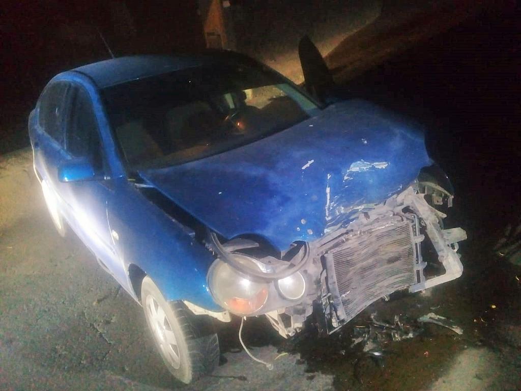Vehículo se impacta en desnivel de la calle Comonfort en Torreón