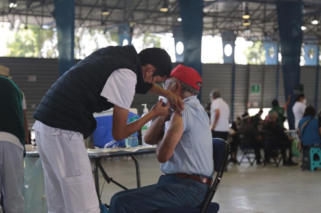 Desligan decesos en la CDMX y en Hidalgo de vacunas contra el COVID