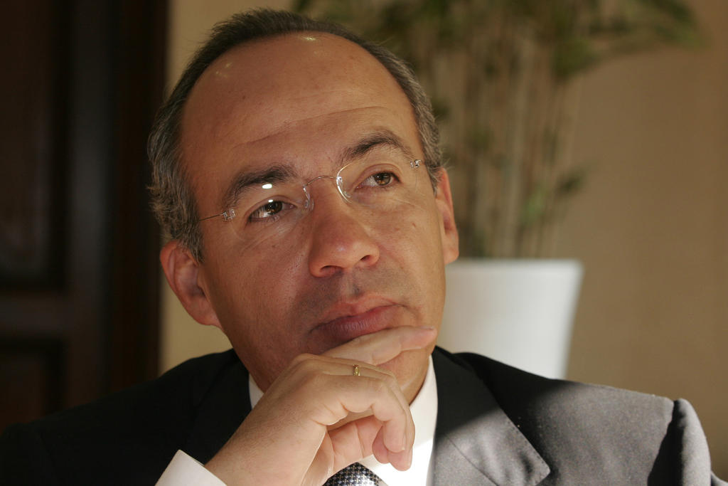 Denuncian a Felipe Calderón ante la FGR por traición a la patria