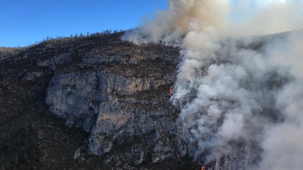 Viento sigue dificultando combate de incendio en Sierra de Arteaga