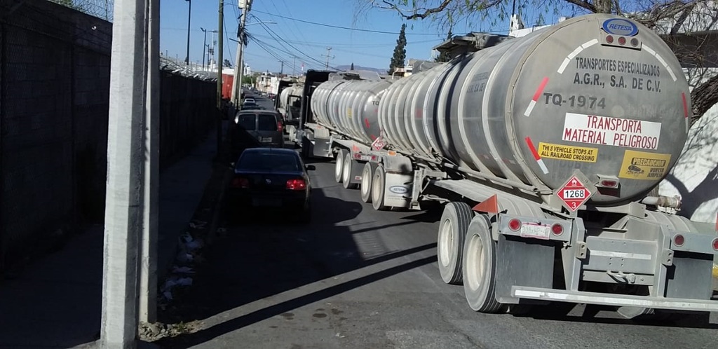 Aseguran pipas con diésel en Arteaga