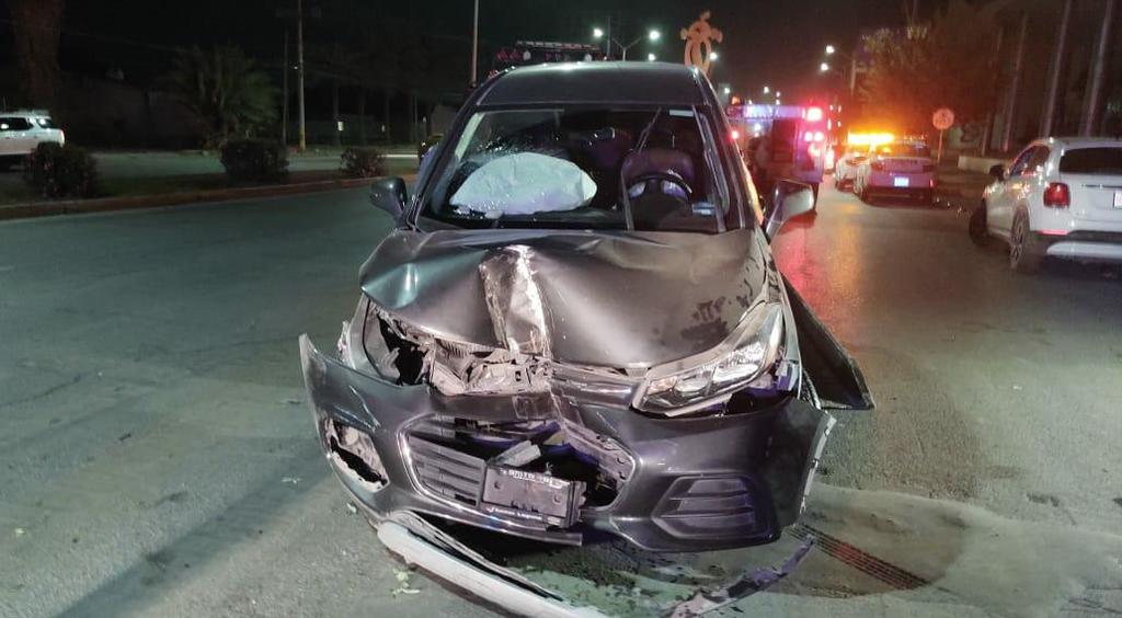 Mujer abandona vehículo tras derribar poste en Torreón