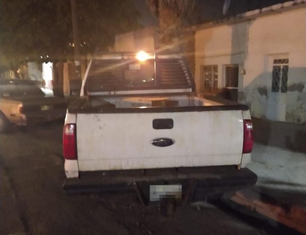 Conductor ebrio en Torreón se impacta con tres autos estacionados