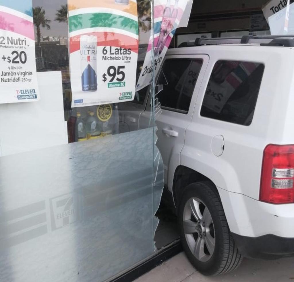 Camioneta termina dentro de tienda de conveniencia en Torreón