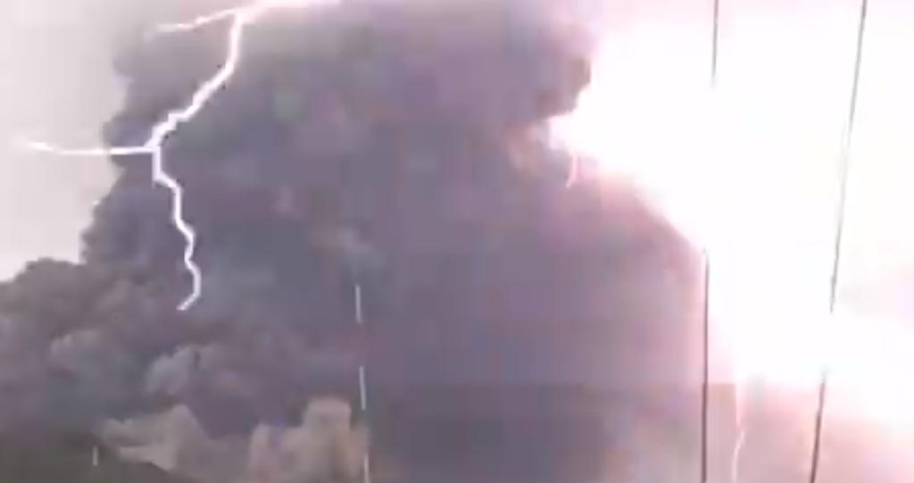 Rayo impacta contra volcán Pacaya en plena actividad