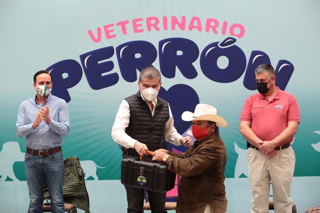 Entregan apoyo al 'Veterinario Perrón' en Coahuila