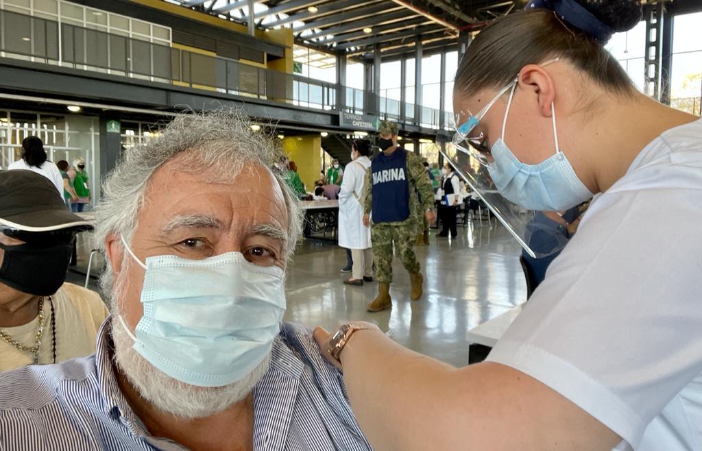 Alejandro Encinas recibe vacuna contra el COVID-19 en CU