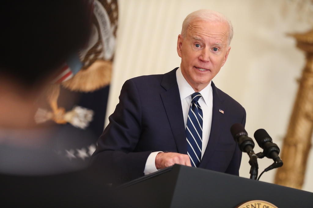Biden critica a México por no acoger a familias migrantes que EUA deporta