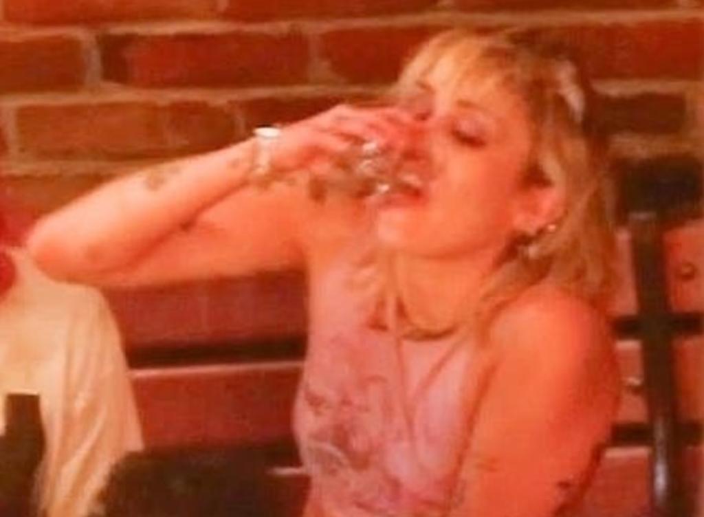 Exhiben a Miley Cyrus por 'recaer en el alcoholísmo'