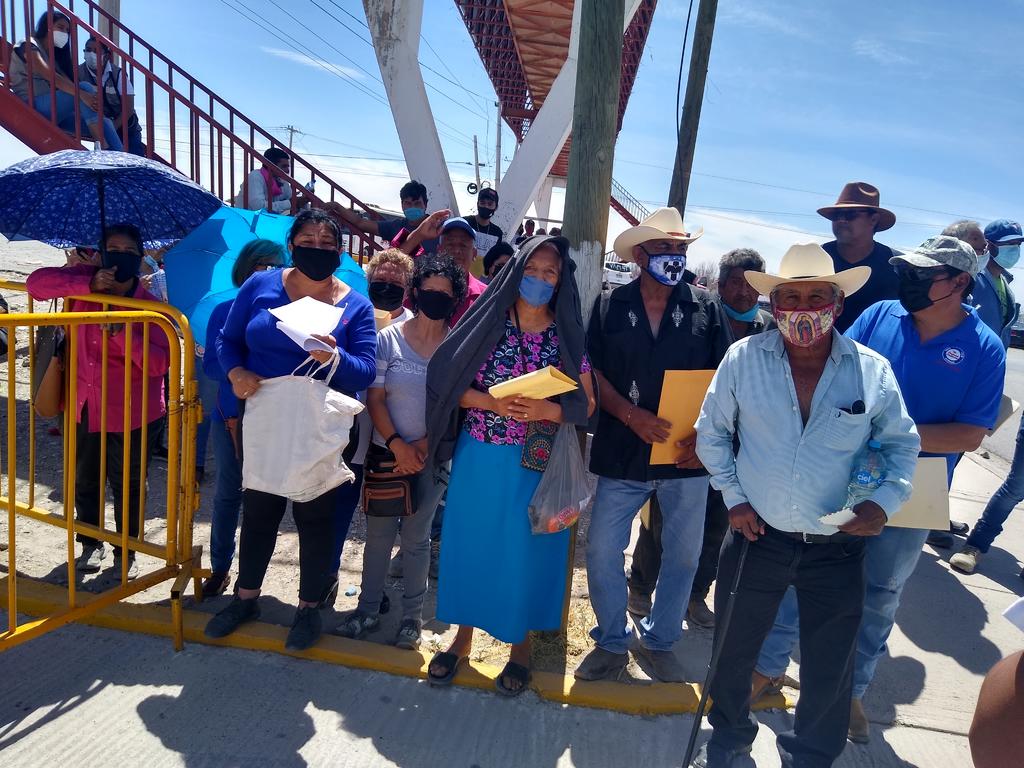 Pocos manifestantes en espera del arribo de AMLO en San Pedro