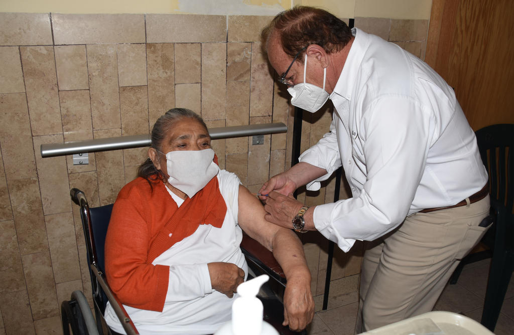 Inicia vacunación contra COVID-19 en asilos de Torreón