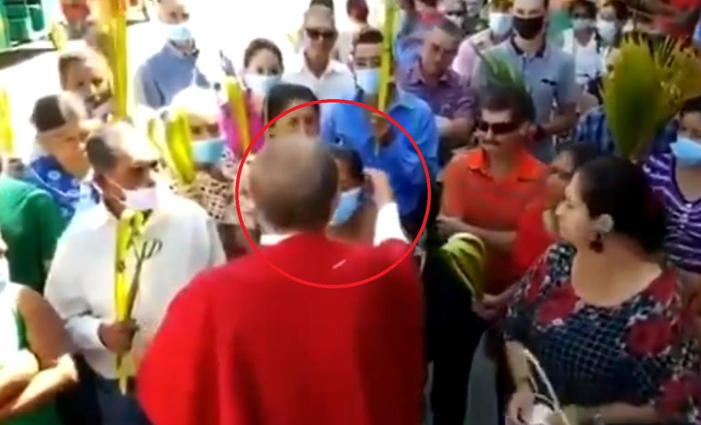 'Es una babosada'; sacerdote arranca cubrebocas de mujer durante Domingo de Ramos