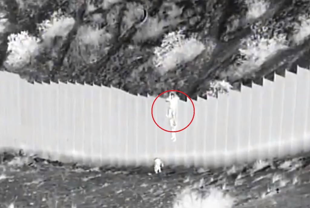 Niñas ecuatorianas son lanzadas desde muro fronterizo