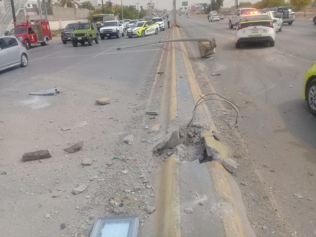 Sufre descompensación y derriba arbotante sobre carretera Torreón-San Pedro