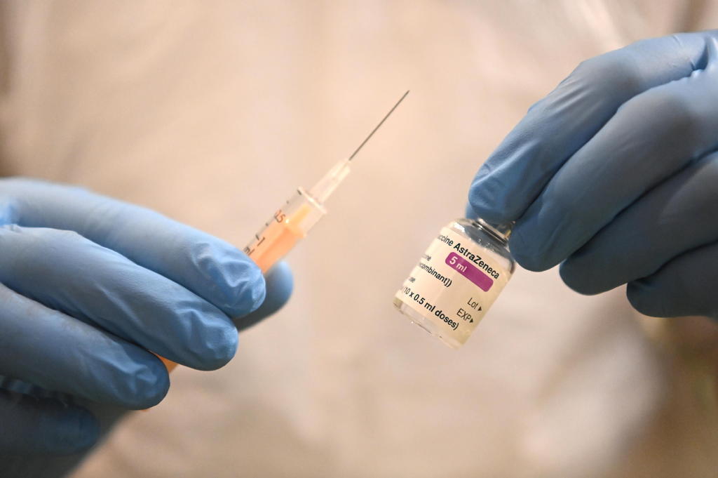 Identifican 30 casos de coágulos entre vacunados con AstraZeneca en Reino Unido
