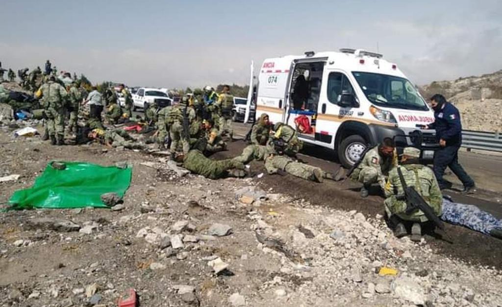 Fallecen dos al volcarse camión militar en la Puebla-Orizaba