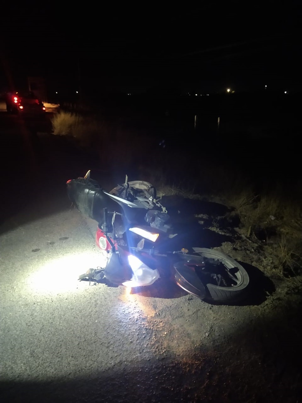 Auto de lujo impacta a pasajeros de moto en ejido de Torreón