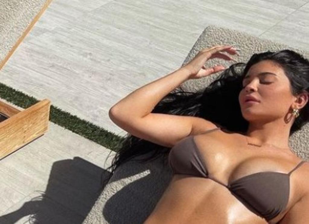 Kylie Jenner luce sus atributos con 'mirror selfie' en bikini café