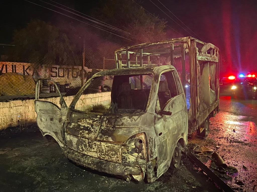 Fuego consume vehículo en ejido La Concha de Torreón