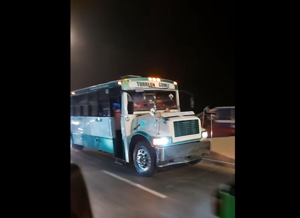 Autobús de los verdes “Torreón, Gómez, Lerdo” sorprende en el malecón de Mazatlán