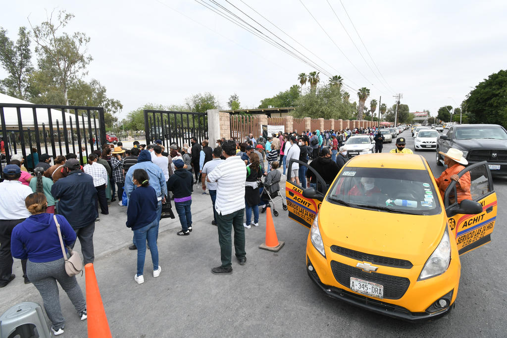 Polemizan en Torreón por supuesta muerte de adulto mayor en fila de vacunación contra COVID