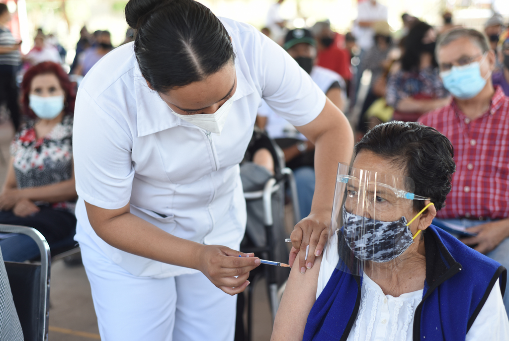 Vacunados, 42.1 por ciento de adultos mayores en Coahuila