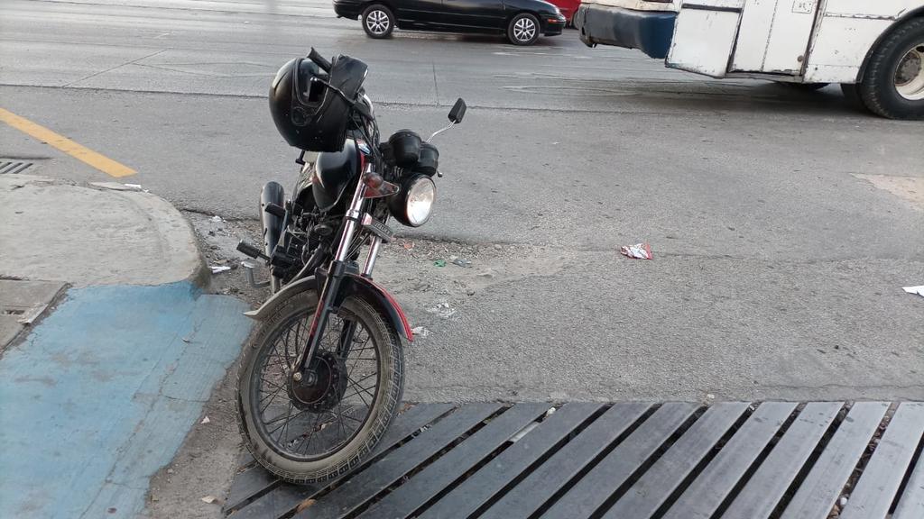 Pareja derrapa en su motocicleta en Torreón