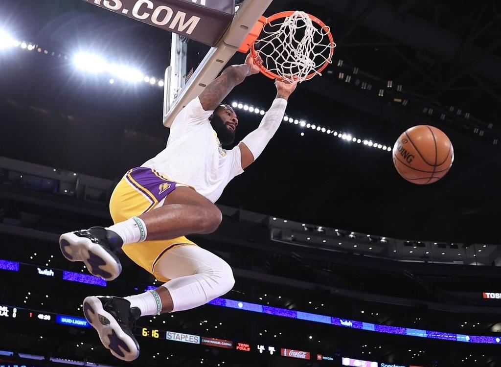 Lakers ataca temprano y se impone a los Toronto Raptors