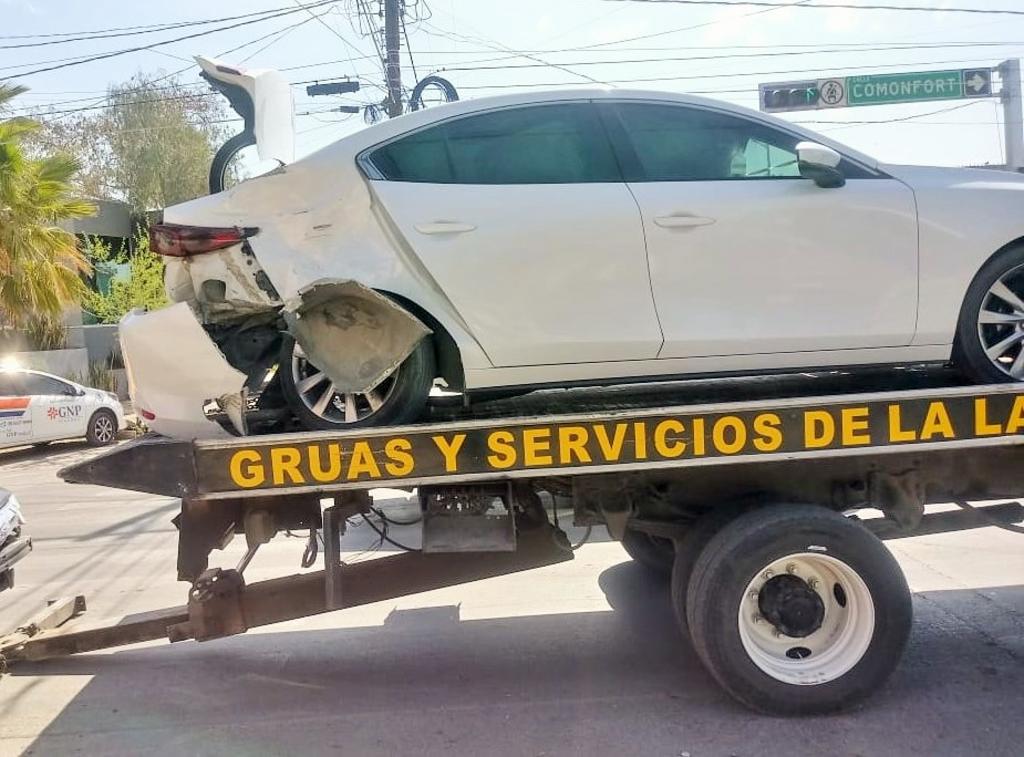 Aparatoso choque en sector Centro de Torreón deja dos lesionados